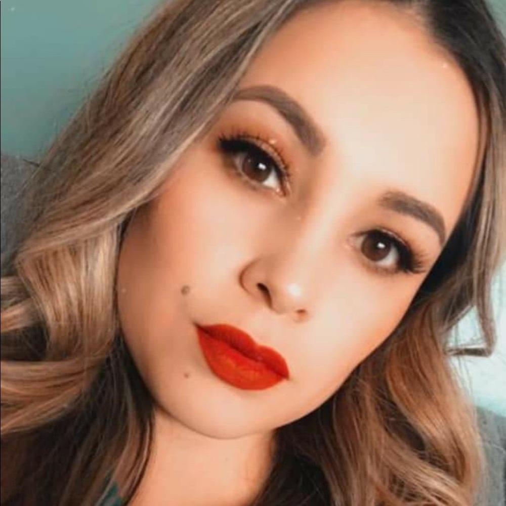 AH-HO (thank you) for taking a look at my closet!